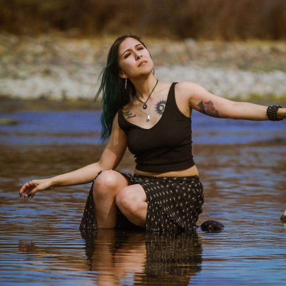 🌻 MEET YOUR POSHER 🌻 - Picture 2 of 4